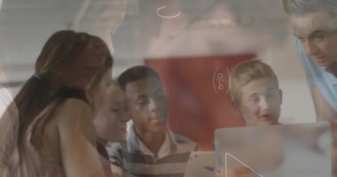 Sınıfta dizüstü bilgisayar kullanarak matematik denklemlerinin okul çocukları ve erkek öğretmen üzerinden canlandırılması. eğitim, öğrenme ve teknoloji konsepti dijital olarak oluşturulmuş video.