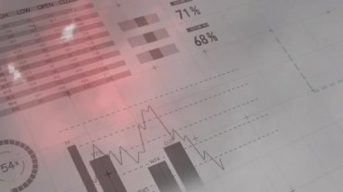 Gökyüzündeki gök gürültüsüne karşı istatistiksel veri işlemenin birleşik videosu. iş istatistikleri ve veri kavramı