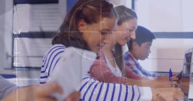 Sınıfta dizüstü bilgisayarla matematik denklemlerinin okul çocukları üzerindeki animasyonu. eğitim, öğrenme ve teknoloji konsepti dijital olarak oluşturulmuş video.
