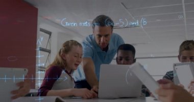 Sınıfta dizüstü bilgisayarla matematik denklemlerinin okul çocukları üzerindeki animasyonu. eğitim, öğrenme ve teknoloji konsepti dijital olarak oluşturulmuş video.