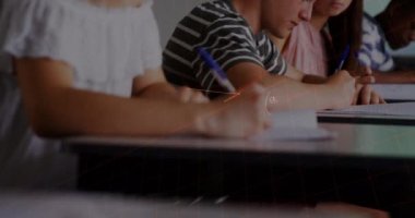 Matematiksel denklemlerin sınıfta yazan çocuklar üzerindeki animasyonu. eğitim, öğrenme ve bilgi konsepti dijital olarak oluşturulmuş video.