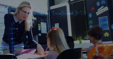 Matematiksel denklemlerin sınıfta yazan kız öğretmen ve okul çocukları üzerindeki animasyonu. eğitim, öğrenme ve bilgi konsepti dijital olarak oluşturulmuş video.