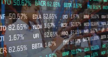 Depoda çalışan bir kadın hakkında finansal veri işleme animasyonu. küresel sevkiyat, çevrimiçi alışveriş ve veri işleme kavramı dijital olarak oluşturulmuş video.