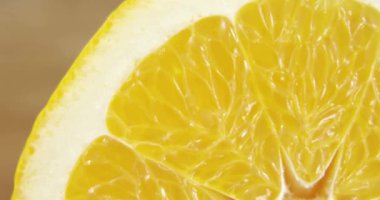 Portakalın yakın görüntüsüne karşı yerel bir metin afişi. Vegan, organik ve sağlıklı gıda konsepti