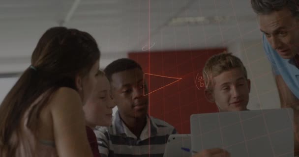 Sınıfta Dizüstü Bilgisayar Kullanarak Matematik Denklemlerinin Okul Çocukları Erkek Öğretmen — Stok video