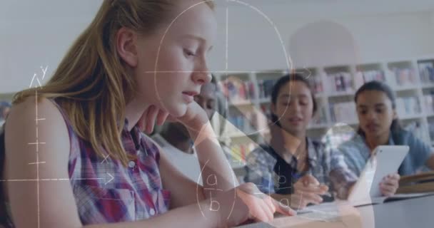 Animatie Van Wiskundige Vergelijkingen Schoolkinderen Met Behulp Van Tablet Klas — Stockvideo