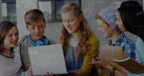 教室でノートパソコンを使っている子供たちに対する数学方程式のアニメーション テクノロジーの概念をデジタルで生成し — ストック動画