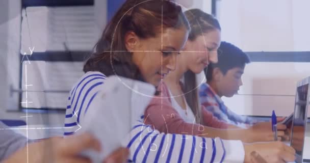 Animace Matematických Rovnic Nad Školními Dětmi Pomocí Notebooku Třídě Vzdělávací — Stock video