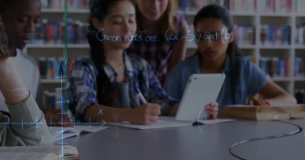Animering Matematiska Ekvationer Över Skolbarn Som Använder Surfplatta Klassrummet Utbildning — Stockvideo