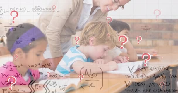 Matte Text Banner Och Matematiska Ekvationer Över Kvinnliga Lärare Undervisar — Stockvideo