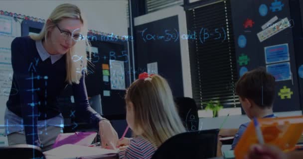 教室で書く女性教師と学校の子供たちに対する数学方程式のアニメーション 教育と学習と知識の概念をデジタルで生成し — ストック動画