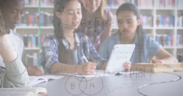 在课堂上使用平板电脑在学童上动画数学方程 学习和技术概念数码录像 — 图库视频影像