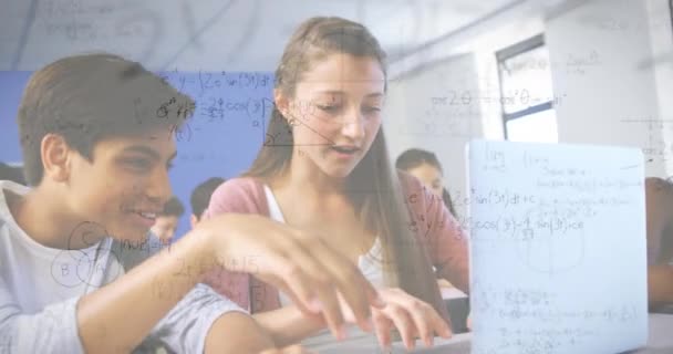 Animation Mathematischer Gleichungen Über Schulkinder Mit Laptop Klassenzimmer Bildungs Lern — Stockvideo