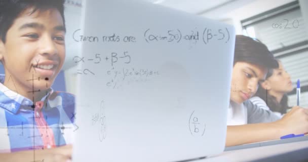 在课堂上使用笔记本电脑对学生的数学方程进行动画 学习和技术概念数码录像 — 图库视频影像