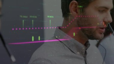 Çeşitli iş adamlarının kulaklıklarla finansal veri işleme animasyonları. küresel iş, finans, bağlantılar ve dijital arayüz konsepti dijital olarak oluşturulmuş video.