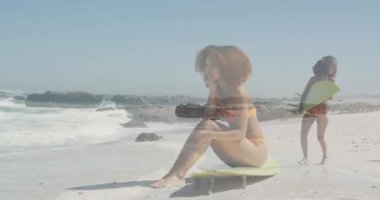 Sahildeki dişi sörfçü yerine çift ırklı kadın sörfçünün animasyonu. global spor konsepti dijital olarak oluşturulmuş video.
