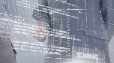 Beyaz iş adamlarının el sıkışması üzerine finansal veri işleme animasyonu. küresel iş, finans, bağlantılar ve dijital arayüz konsepti dijital olarak oluşturulmuş video.