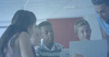 Sınıfta dizüstü bilgisayar kullanan erkek öğretmen ve öğrencilerle matematik denklemlerinin animasyonu. eğitim, öğrenme ve teknoloji konsepti dijital olarak oluşturulmuş video.