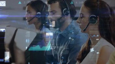 Çeşitli iş adamlarının kulaklıklarla finansal veri işleme animasyonları. küresel iş, finans, bağlantılar ve dijital arayüz konsepti dijital olarak oluşturulmuş video.