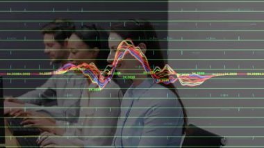 Çeşitli iş adamlarının kulaklıklarla finansal veri işleme animasyonları. küresel iş, finans, bağlantılar ve dijital arayüz konsepti dijital olarak oluşturulmuş video.