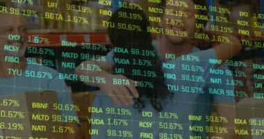 Depodaki çeşitli gönüllülerden oluşan borsa animasyonu. küresel sevkiyat, dağıtım ve bağlantılar konsepti dijital olarak oluşturulmuş video.