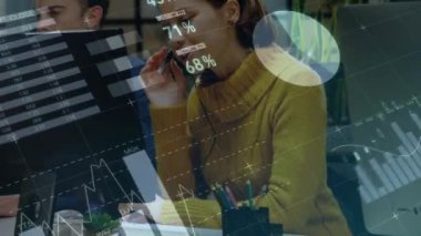 Çeşitli iş adamlarının kulaklıklarla finansal veri işleme animasyonları. küresel iş, finans, bağlantılar ve dijital arayüz konsepti dijital olarak oluşturulmuş video.