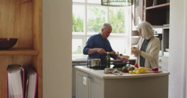 İyi titreşimlerin animasyonu sadece mutfakta yemek pişiren yaşlı çift üzerinden mesajlaşır. Sosyal medya ve yaşam tarzı kavramı dijital olarak oluşturulmuş video.