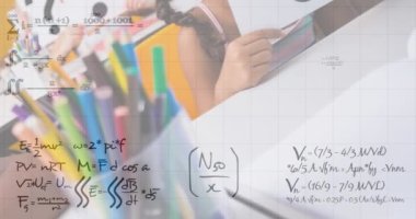 Matematiksel formüllerin sınıftaki çocuklar üzerinde canlandırılması. okul, eğitim ve öğrenim konsepti dijital olarak oluşturulmuş video.