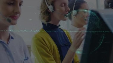 Çeşitli iş adamlarının kulaklıklarla finansal veri işleme animasyonları. küresel iş, finans, bağlantılar ve dijital arayüz konsepti dijital olarak oluşturulmuş video.