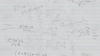 Beyaz zemin üzerinde hareket eden matematiksel formüllerin animasyonu. Bilim, eğitim ve öğrenme kavramı dijital olarak oluşturulmuş video.