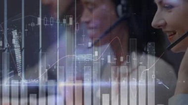 Çeşitli iş adamlarının kulaklıklarla finansal veri işleme animasyonları. küresel iş, finans, bağlantılar ve dijital arayüz konsepti dijital olarak oluşturulmuş video.