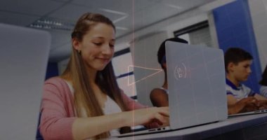 Sınıfta dizüstü bilgisayar kullanan öğrencilerin matematik denklemlerinin animasyonu. eğitim ve teknoloji konsepti dijital olarak oluşturulmuş video.