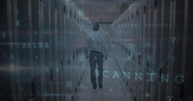 Sunucu odasındaki beyaz adama yapılan siber saldırı uyarısı ve asma kilit. küresel internet güvenliği, bağlantılar ve veri işleme konsepti dijital olarak oluşturulmuş video.