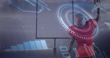 Amerikan futbolcusu üzerinde dijital arayüz animasyonu. küresel spor ve veri işleme kavramı dijital olarak oluşturulmuş video.