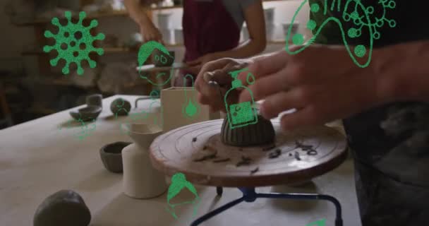 Animatie Van Viruspictogrammen Diverse Werknemers Met Gezichtsmaskers Die Aardewerk Vormen — Stockvideo
