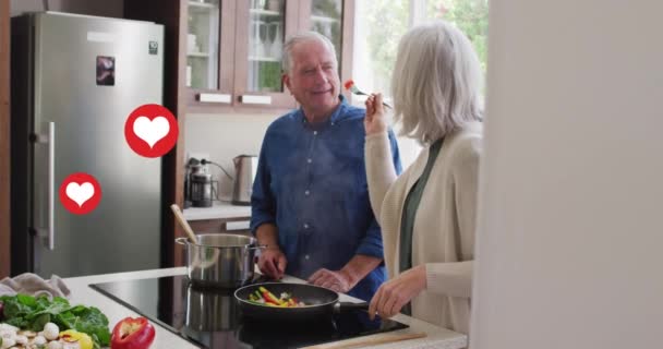 Animação Ícones Coração Mídia Social Sobre Casal Sênior Cozinhar Cozinha — Vídeo de Stock