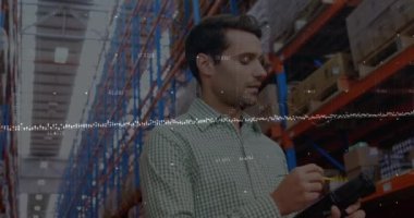 Depodaki Kafkas işadamının finansal veri işleme animasyonu. küresel sevkiyat, dağıtım ve bağlantılar konsepti dijital olarak oluşturulmuş video.