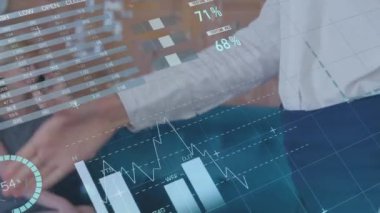 Beyaz iş adamlarının el sıkışması üzerine finansal veri işleme animasyonu. küresel iş, finans, bağlantılar ve dijital arayüz konsepti dijital olarak oluşturulmuş video.