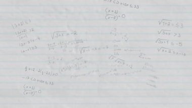 Beyaz zemin üzerinde hareket eden matematiksel formüllerin animasyonu. Bilim, eğitim ve öğrenme kavramı dijital olarak oluşturulmuş video.