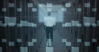 Bilgisayar dosyaları animasyonu, asma kilit ana kartı sunucu odasına giren adam ve veri işleme. Çevrimiçi güvenlik, siber suç ve dijital arayüz kavramı dijital olarak oluşturulmuş video.