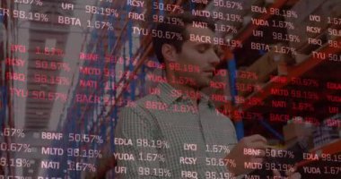 Depodaki Kafkasyalı işçilere karşı borsa animasyonu. küresel sevkiyat, dağıtım ve bağlantılar konsepti dijital olarak oluşturulmuş video.