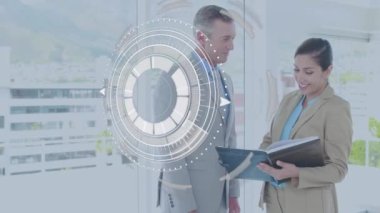 Beyaz iş adamlarının el sıkışması üzerine finansal veri işleme animasyonu. küresel iş, finans, bağlantılar ve dijital arayüz konsepti dijital olarak oluşturulmuş video.