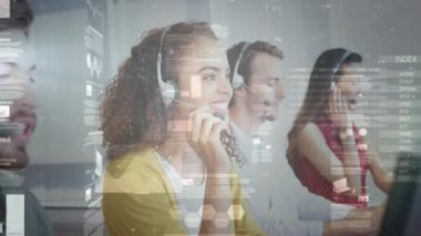 Çeşitli iş adamlarının kulaklıklarla finansal veri işleme animasyonları. küresel iş, finans, bağlantılar ve dijital arayüz konsepti dijital olarak oluşturulmuş video.