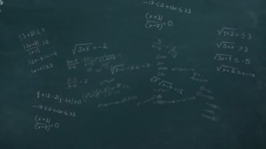 Matematiksel formülleri karatahtanın üzerinde hareket ettirmenin animasyonu. Bilim, eğitim ve öğrenme kavramı dijital olarak oluşturulmuş video.