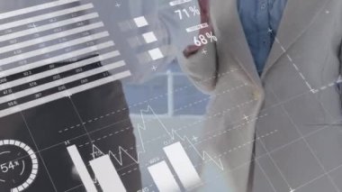 Çeşitli iş adamlarının el sıkışması üzerine finansal veri işleme animasyonu. küresel iş, finans, bağlantılar ve dijital arayüz konsepti dijital olarak oluşturulmuş video.