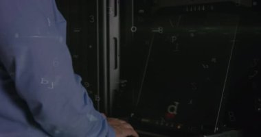 Ana kartta asma kilit sembolünün animasyonu sunucu odasında dizüstü bilgisayar kullanan bir adam ve veri işleme. Çevrimiçi güvenlik, siber suç ve dijital arayüz kavramı dijital olarak oluşturulmuş video.