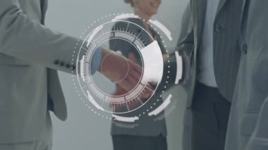 Beyaz iş adamlarının el sıkışması üzerine finansal veri işleme animasyonu. küresel iş, finans, bağlantılar ve dijital arayüz konsepti dijital olarak oluşturulmuş video.