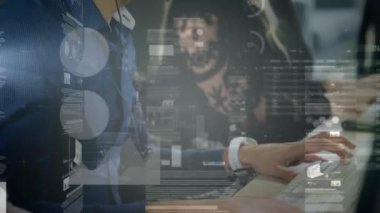 Çeşitli iş adamlarının kulaklıklarla finansal veri işleme animasyonları. küresel iş, finans, bağlantılar ve dijital arayüz konsepti dijital olarak oluşturulmuş video.