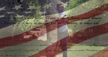 Amerika Birleşik Devletleri bayrağının Afro-Amerikan erkek askerinin oğluna sarılışı üzerine canlandırılması. Amerikan vatanseverliği, silahlı kuvvetler ve bağımsızlık kavramı dijital olarak üretilen video.