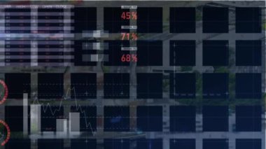 Şehir manzarası üzerinde finansal veri işleme animasyonu. küresel iş, finans, bağlantılar ve dijital arayüz konsepti dijital olarak oluşturulmuş video.